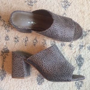 Coconuts by Matisse, worn once, size 7